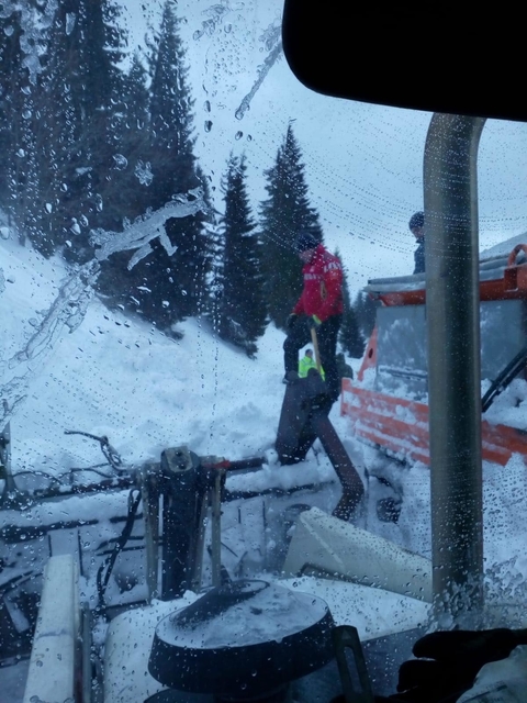 Foto & video! Primele imagini după avalanşa din munte! Un utilaj, surprins de cantitatea mare de zăpadă