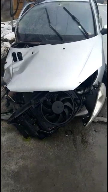Accident la Ghirdoveni! Un şofer fără permis a intrat cu maşina într-un cap de pod