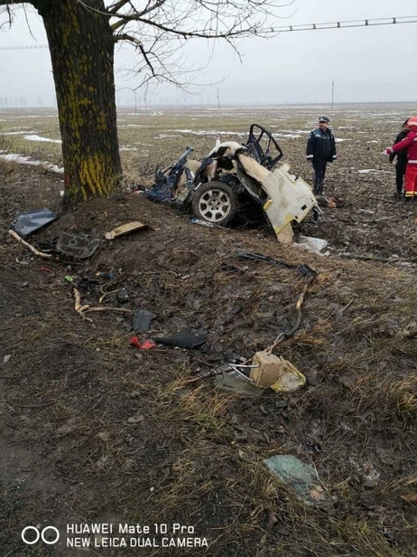Video! Patru oameni şi-au pierdut viaţa după ce un BMW a intrat într-un copac şi s-a rupt în două