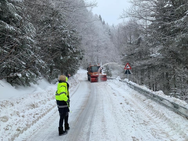Scandal cu redeschiderea drumului de la Dichiu spre Peştera! Poliţia nu şi-a dat avizul, iar în zonă se menţine riscul de avalanşe