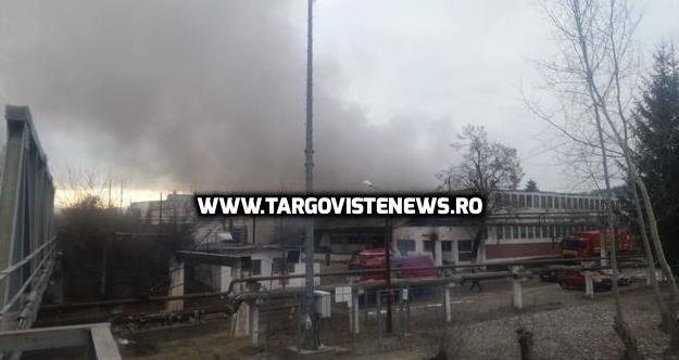 Flăcări violente au cuprins un depozit al unei fabrici de materiale textile din Pucioasa