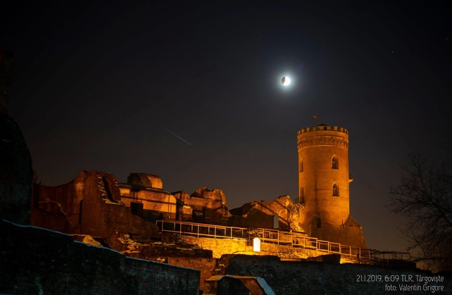 ”Super Luna Sângerie a Lupului”, fenomenul rar vizibil în România, s-a văzut spectaculos la Târgovişte