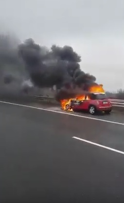 VIDEO – O maşină a ars ca o torţă, pe Autostrada Bucureşti – Ploieşti