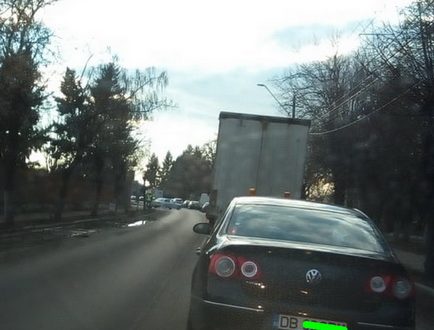 Trafic de coşmar la ieşirea din Găeşti spre Autostrada Bucureşti – Piteşti. Inspectorii ISCTR se fac că nu văd maşinile de mare tonaj?!