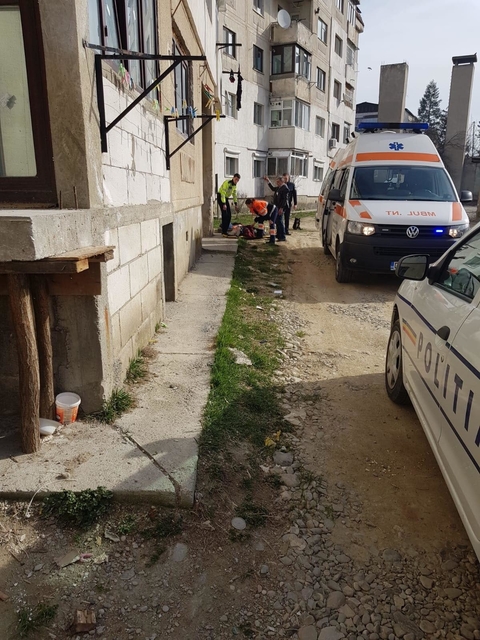 O femeie, din Moreni, a fost găsită în agonie, în spatele blocului în care locuieşte