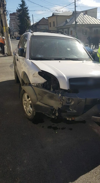 ACUM – Accident în Târgovişte. Două maşini s-au buşit, un şofer a fost rănit