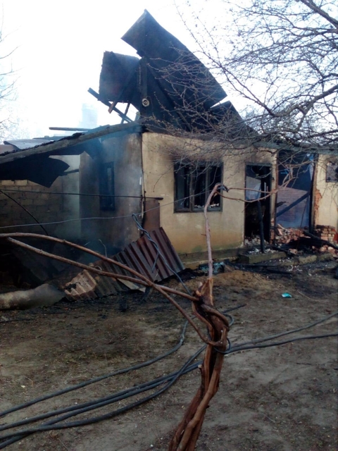 Un bătrân, de 85 de ani, din Răzvad, a dat foc vegetației și a incendiat două case. Video