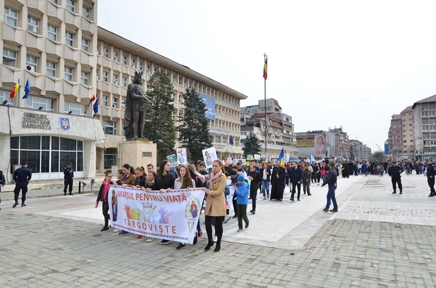 Sute de tineri s-au alăturat Marșului pentru viață, la Târgoviște