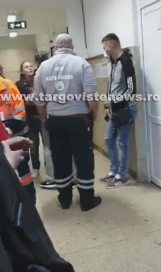 Momentul în care o femeie sparge geamurile Spitalului din Târgoviște. Ce a enervat-o