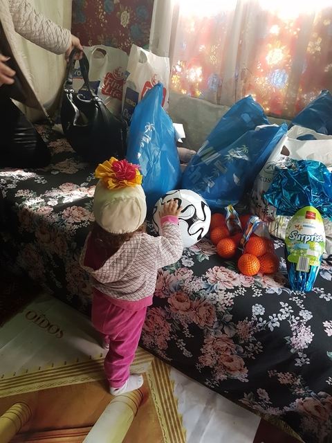 Asistenţii sociali din Dâmboviţa, daruri de sărbători pentru copiii şi bătrânii neajutoraţi