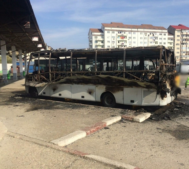 S-a dat alarma în fosta autogară a Mondotrans! Două autobuze, cuprinse de flăcări. Video