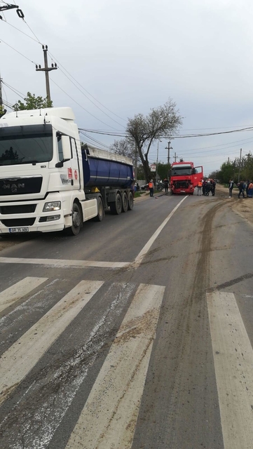 Accident între două camioane, pe DN 1A, la Crevedia! Un şofer a fost rănit