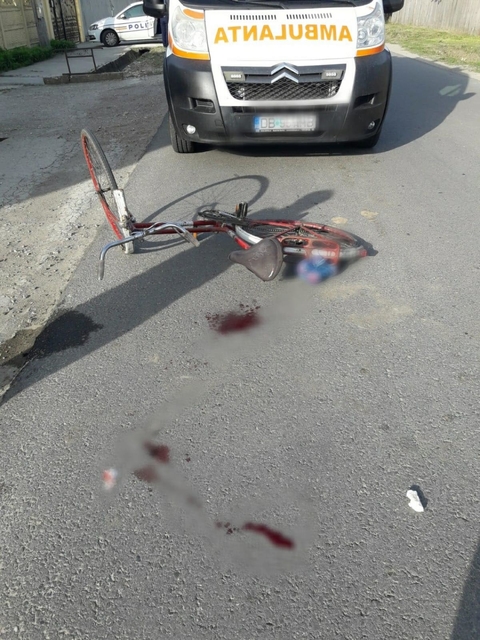 Accident la Răcari! Un biciclist a fost spulberat de o maşină