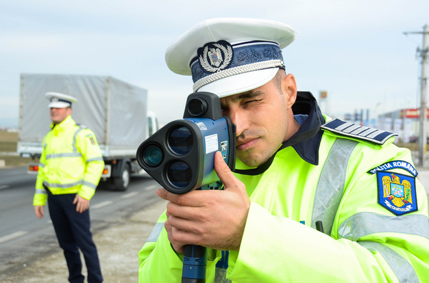 Atenţie, şoferi! Poliţiştii pândesc vitezomanii cu pistolul RADAR, pe DN 71, la Ulmi