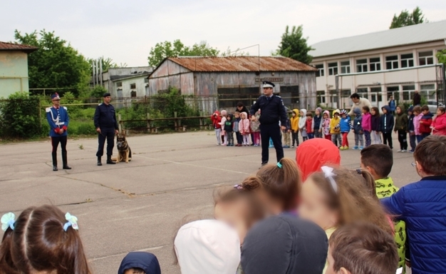 Copiii de la Grădiniţa 13 Târgovişte s-au împrietenit cu Raz, câinele jandarmilor dâmboviţeni