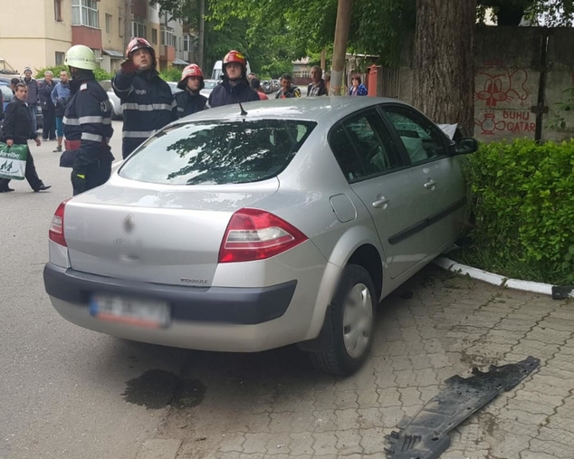 Accident mortal, în micro 9, în Târgovişte! Un şofer care suferise o operaţie pe cord, a sfârşit într-un stâlp de electricitate