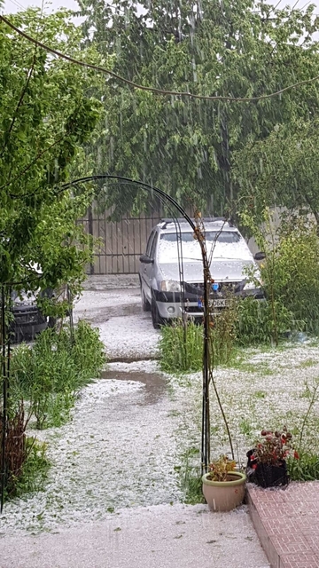 A plouat cu necazuri în Dâmbovița! Grindina a lăsat în urmă prăpăd