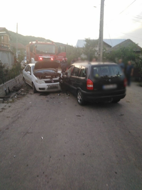 Accident la Dragodăneşti, în Cândeşti. Un şofer începător a izbit o maşină pe contrasens