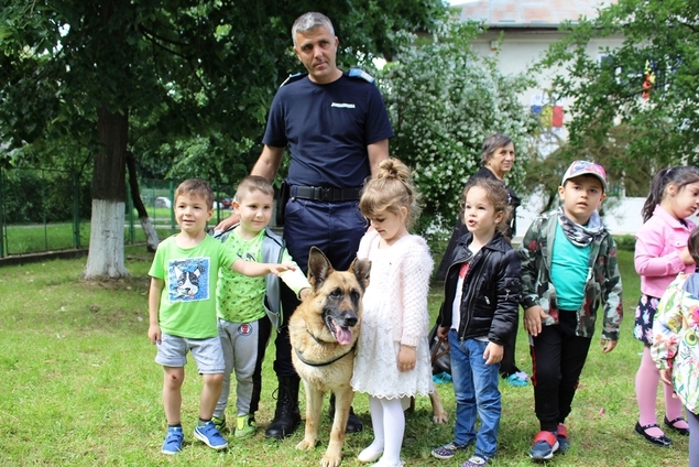 Nafava, câinele Jandarmeriei Dâmboviţa, cel mai bun prieten al copiilor