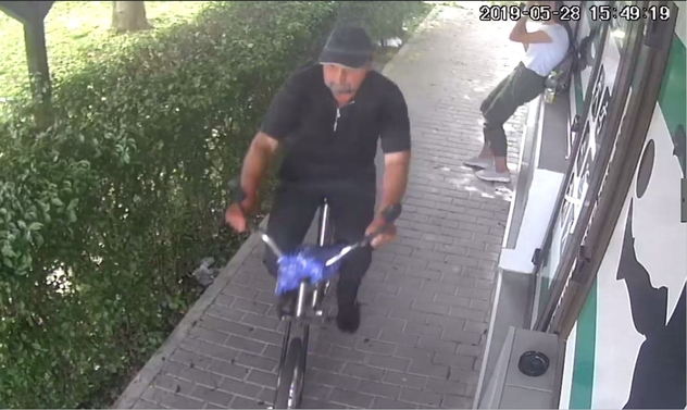 Un hoț a fost filmat de camerele de supraveghere, la Târgovişte, când fura o bicicletă