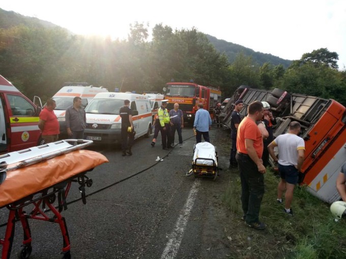 Zeci de copii din Dâmbovița, în pericol de moarte după ce autocarul în care se aflau s-a răsturnat!