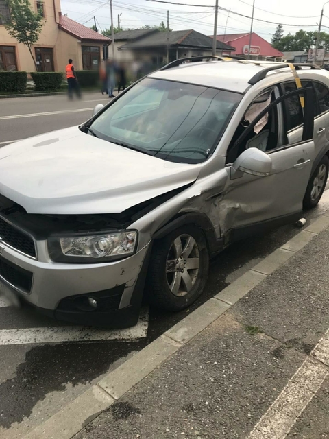 Accident pe Bulevardul Unirii din Târgovişte! Două maşini s-au izbit violent. VIDEO