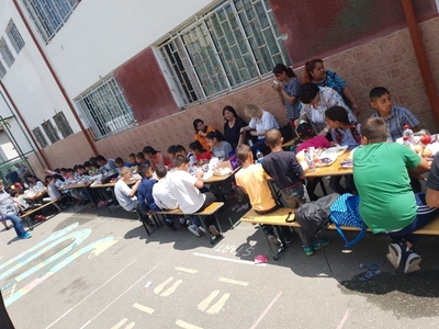 O masă caldă pentru 460 de copii, în programul Help After School