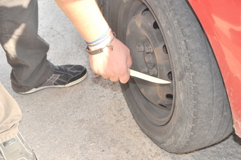Atenție la furturile din autoturisme comise prin metoda înțepării anvelopelor!