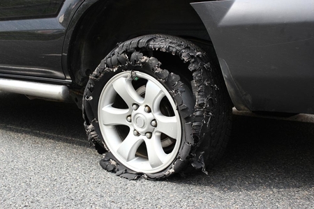 La temperaturi ridicate, pe distanţe mai lungi şi viteze mari, creşte considerabil riscul ca pneul să explodeze