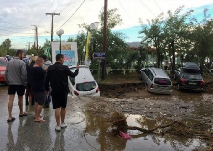 2 români morți în Grecia, în urma unei tornade devastatoare. Alți 4 turiști decedați, zeci de răniți