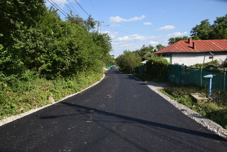 Noi drumuri asfaltate în Răzvad și Gura Ocniței