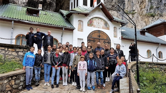 30 de copii din Gheboaia, vacanță de neuitat la Mânăstirea Peștera