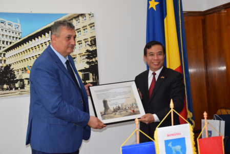 Ambasadorul Republicii Socialiste Vietnam în România, E.S, domnul Dang Tran Phong, a vizitat Județul Dâmbovița