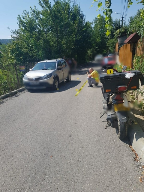 Un motocilist a intrat într-o maşină, la Pucioasa