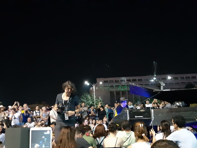 Celebrul pianist Davide Martello a cântat în mijlocul protestatarilor din Piața Victoriei