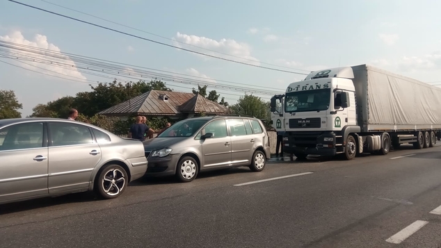 Accident în lanț, la Viișoara. Un șofer rus a tamponat mașinile aflate în coloană