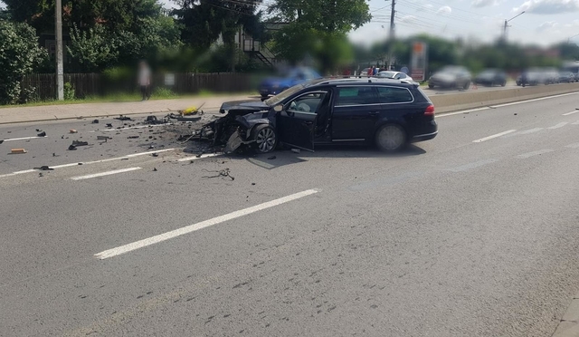 Accident la Tărtășești. O șoferiță și-a făcut mașina praf