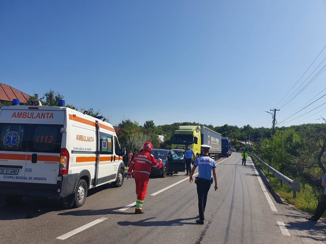 ACUM! Trafic blocat pe DN 72, la Dragodana. Trei mașini s-au bușit, o persoană este rănită