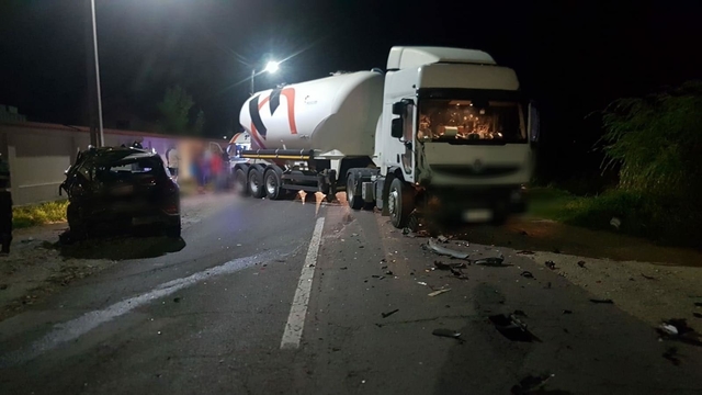 Un cimentruc scăpat de sub control a făcut praf o mașină, pe DN 72A, la Gheboieni