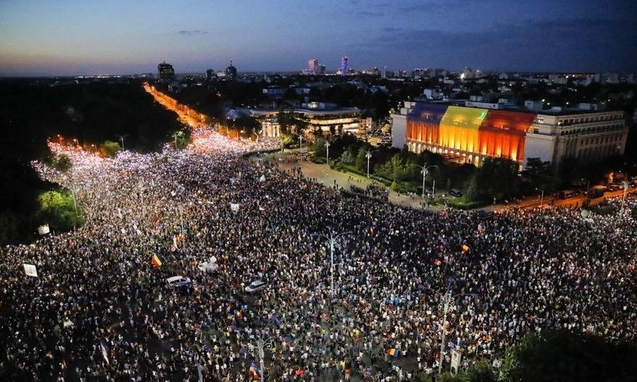Protest de 10 august în Piaţa Victoriei. Organizatorii au anunţat un sfert de milion de oameni