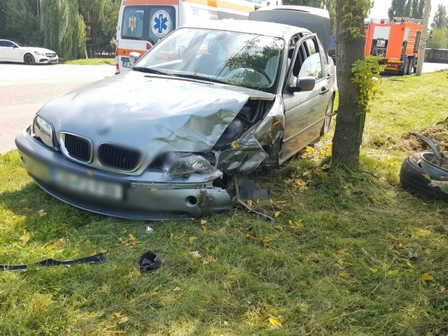 Târgoviște – Șoferul unui BMW ar fi ațipit la volan și a răsturnat un microbuz de marfă