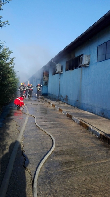 Un depozit cu substanţe chimice a fost cuprins de flăcări, la Butimanu