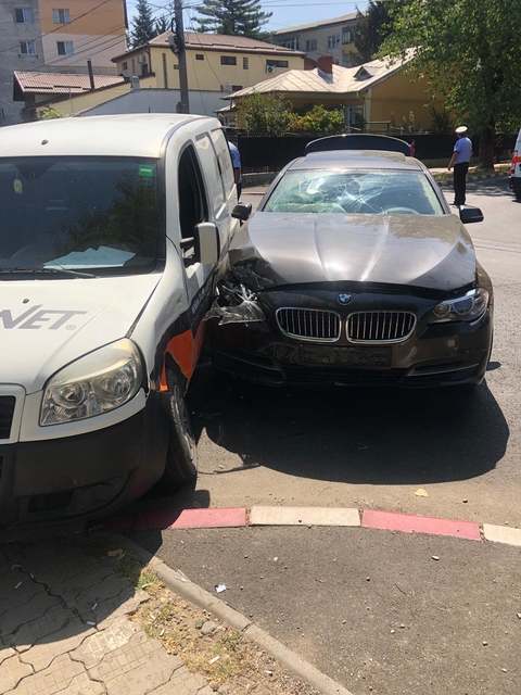 Accident vizavi de restaurantul Toscani, în Târgovişte. O limuzină a fost grav avariată
