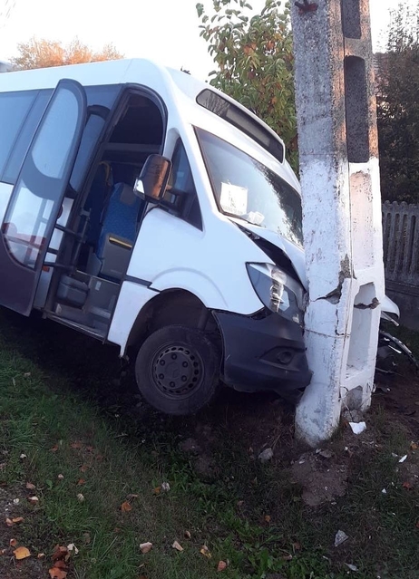 ACUM – Accident între un microbuz şi un BMW, la Vulcana Pandele. Trei oameni au fost răniţi