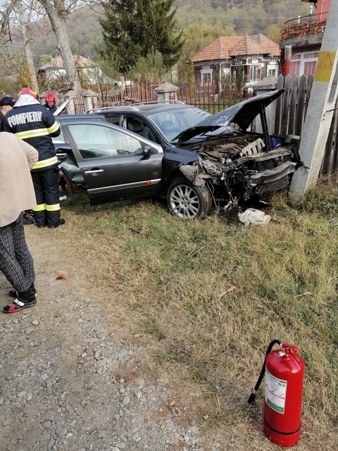 Accident la Ungureni, două maşini s-au izbit violent, trei oameni au fost răniţi