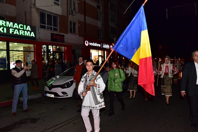 Străzile din Găești au îmbrăcat haine de sărbătoare