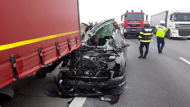 ACUM! Accident grav pe Autostrada Bucureşti – Piteşti. O maşină a intrat sub un tir, 3 oameni sunt răniţi