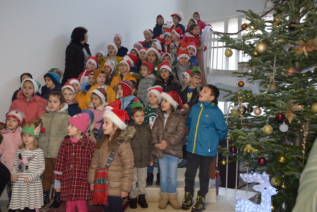 Peste 500 de copii au cântat colinde la Consiliul Judeţean Dâmboviţa