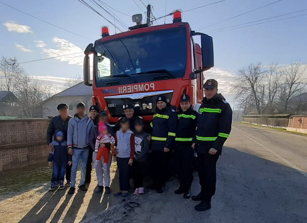 Pompierii de la Voineşti au adus un strop de bucurie într-o familie sărmană