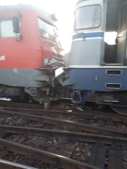 Aproape 50 de oameni au fost răniți după ce 2 trenuri s-au ciocnit în Ploiești